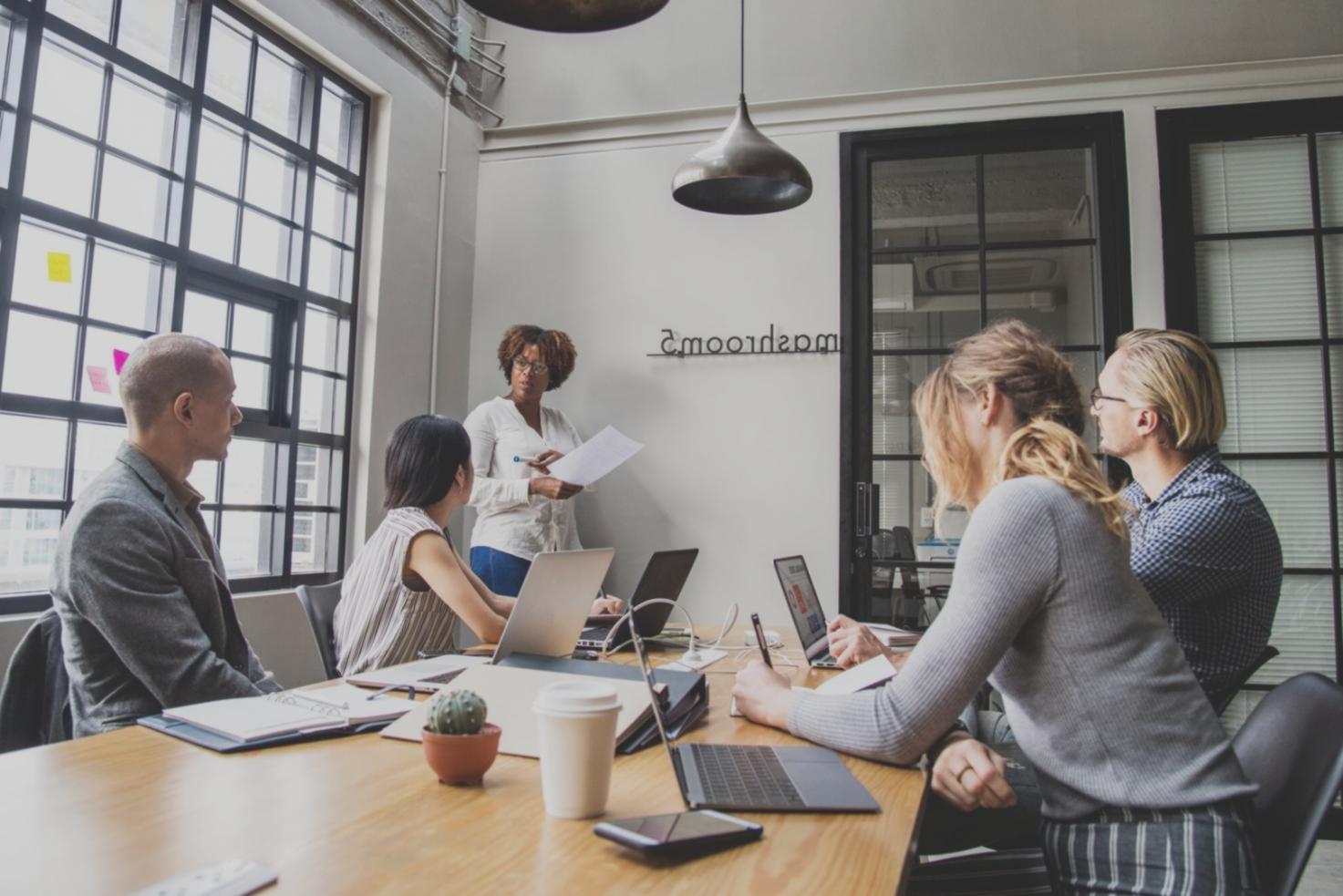 Equipo de profesionales en sesión de análisis financiero